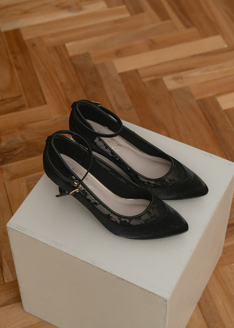 ストラップ付きシアーレース切り替えサテンパンプスのドレス|Dorry